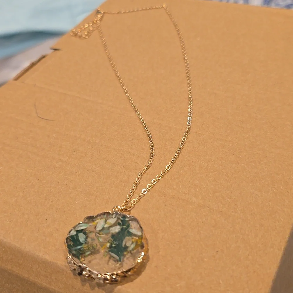 ❤️10/$40 new Gold Floral Pendant Necklace